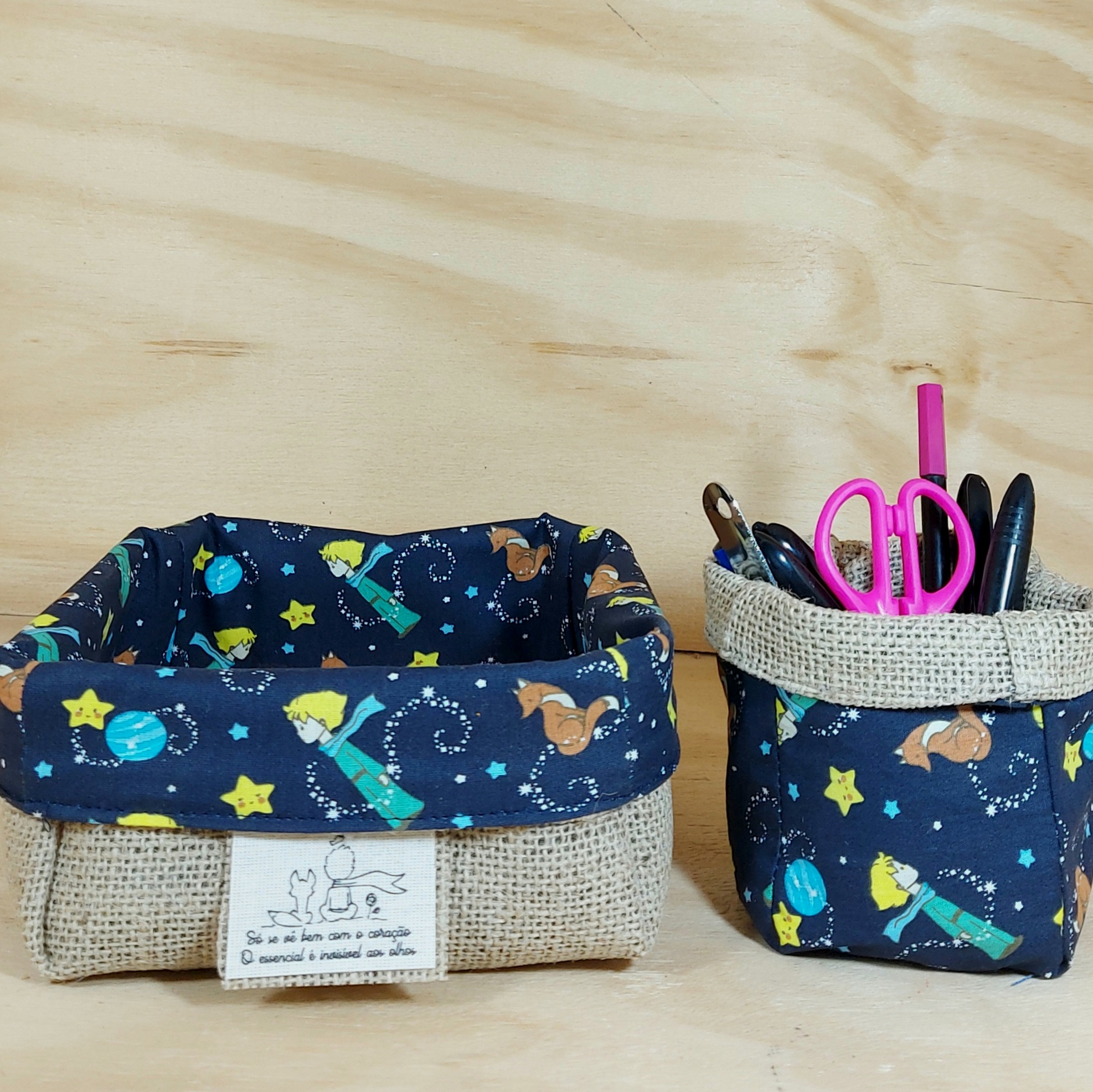 Kit Desconto Cesta com Porta Lápis - Pequeno Príncipe - Juta e Tecido - Tag Personalizada - Lembrancinha de Aniversário