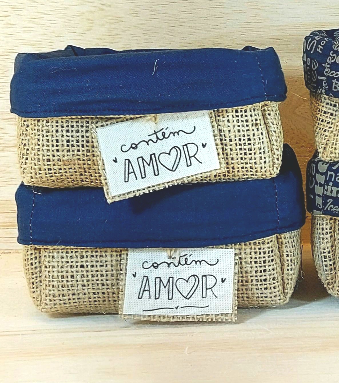 Cesta Juta & Linho - Contém Amor - Azul Marinho - Cesta de Presentes - Tag Personalizada