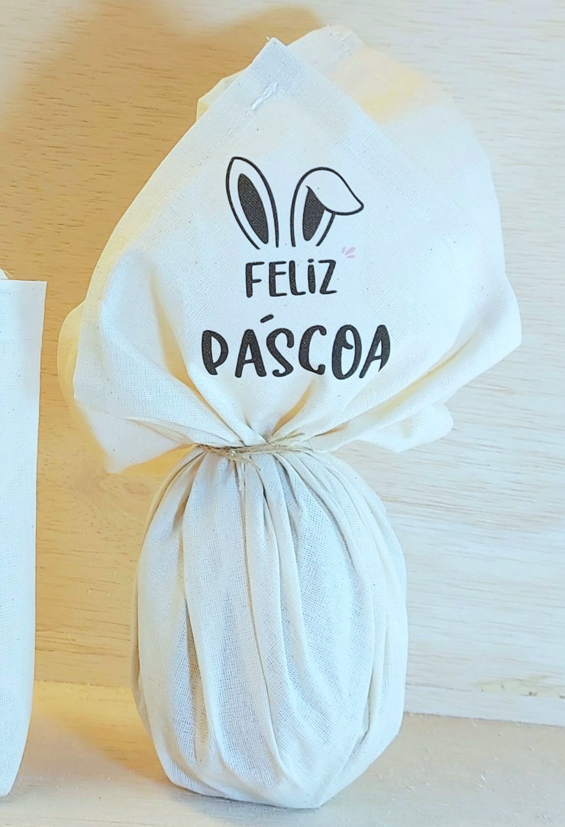 Embrulho de Páscoa Orelhinhas Feliz Páscoa - Algodão Cru - Personalizado - Embalagem para Ovo de Páscoa