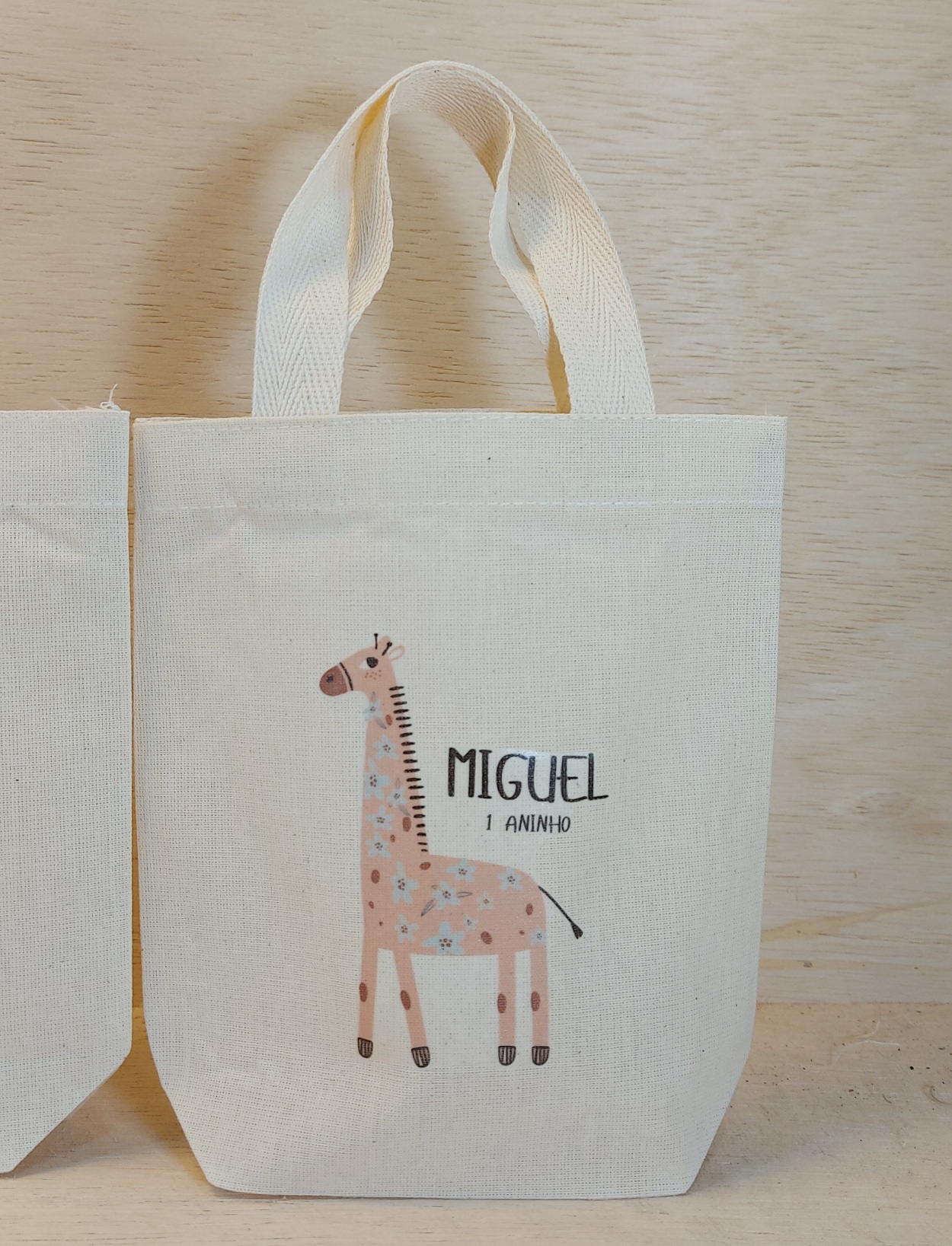 Sacolinha Minibag Girafa - Artbook - Safari - Nome e Idade - Personalizada - Estampa Grande - Algodão Cru - Lembrancinha de Aniversário